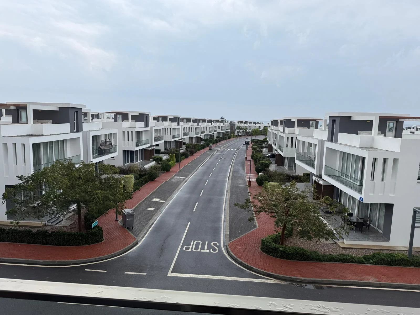 Four Seasons Life I — 1+0 Studio · Sea Wave Sapphire · HC-6370 — source image 7