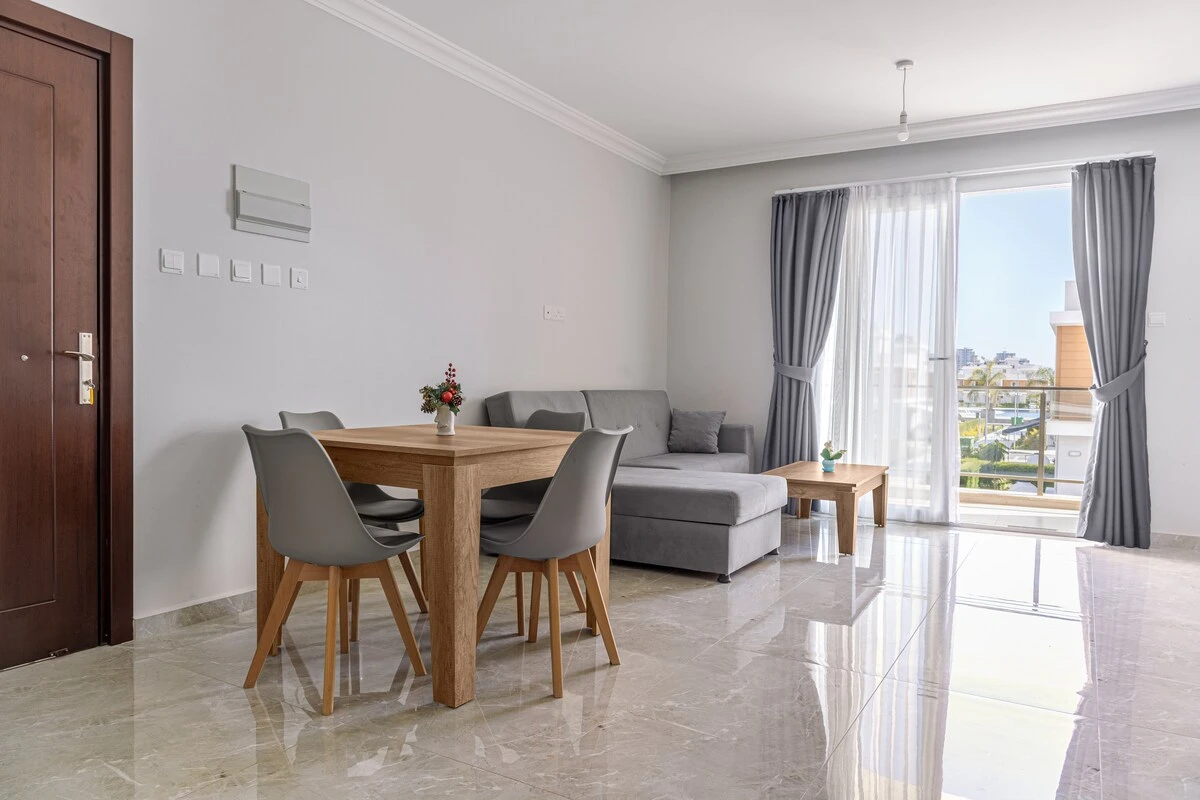 Sunny 1-Bedroom Apartment, Couples Welcome — source image 5