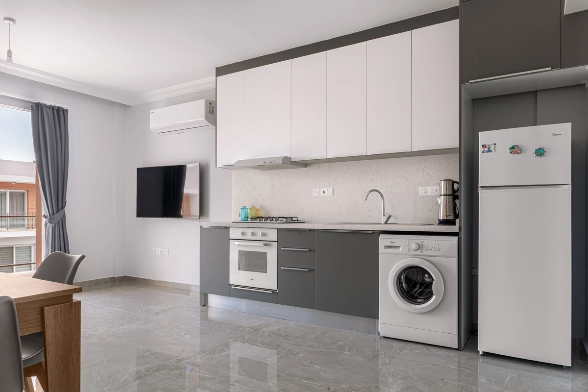 Sunny 1-Bedroom Apartment, Couples Welcome — source image 3
